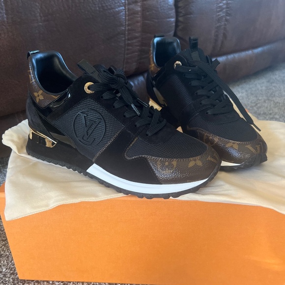Louis Vuitton Run way sneaker size 8.5 - Picture 1 of 4